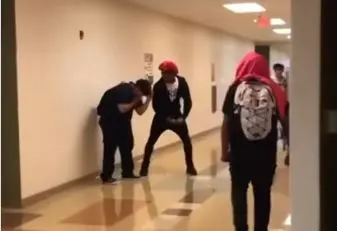 Golpean a adolescente venezolano dentro de una escuela en Estados Unidos 