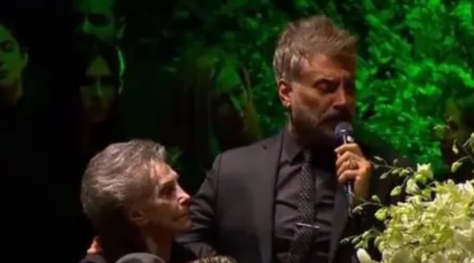 Alejandro Fernández consuela a su madre cantando "amor de los dos" frente al féretro de su padre