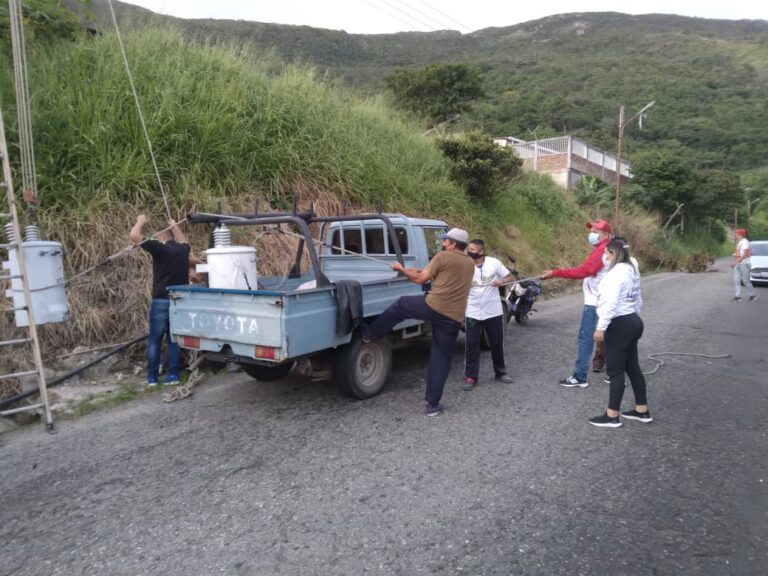 Sustituyen transformador en la parroquia fronteriza Juan Vicente Gómez