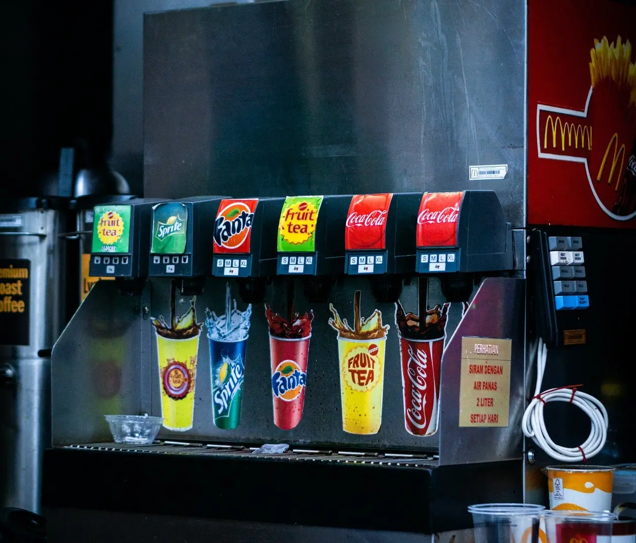 Video viral muestra máquina de bebidas de McDonald’s llena de lombrices