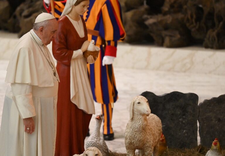 El papa agradece a Perú el pesebre donado al Vaticano para Navidad