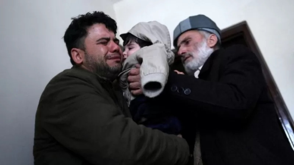 Hamid Safi, el taxita de 29 años que encontró a Sohail Ahmadi en el aeropuerto, llora al entregar al bebé a su abuelo. REUTERS