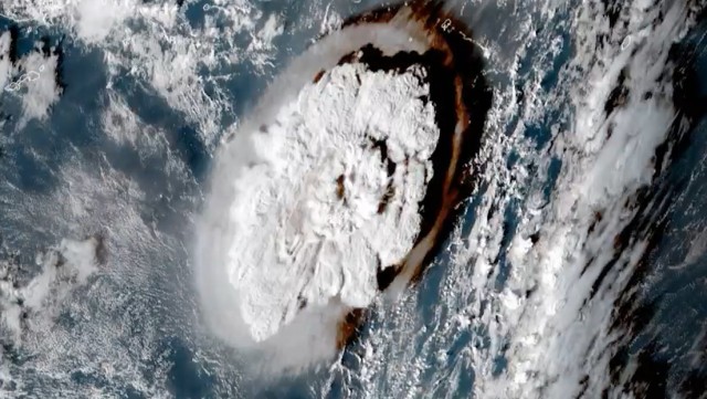 Así se vio desde el espacio la explosión del volcán submarino en la isla de Tonga