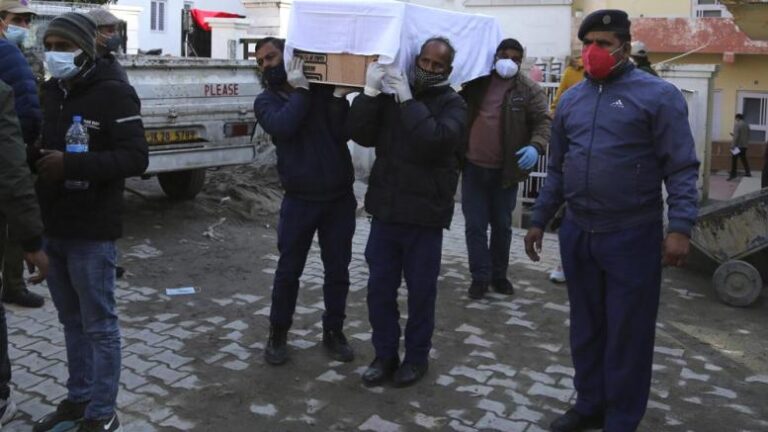 Estampida en un santuario hindú en Cachemira deja 12 muertos