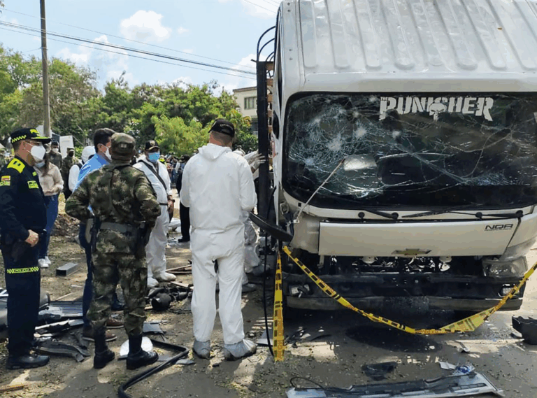 Guerrilla del ELN se atribuyó atentado contra camión de Policía en Colombia