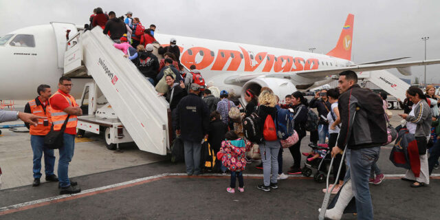 Trato inhumano reciben venezolanos en aeropuertos