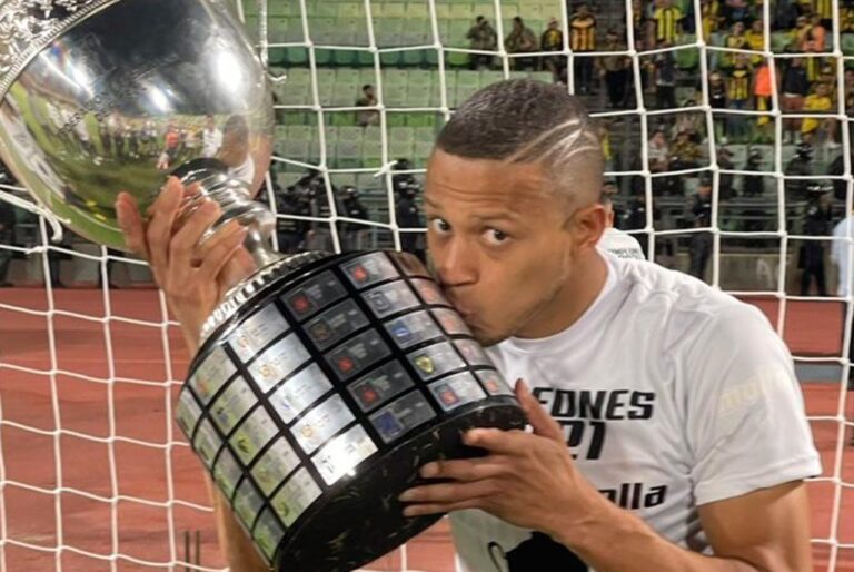 Uribe: “Es confortable continuar en casa”