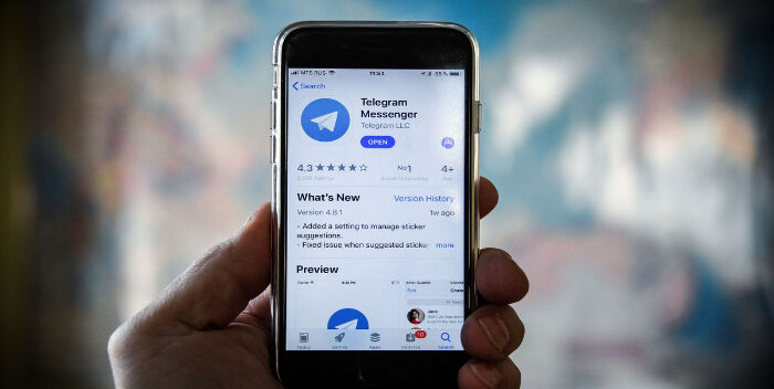 El texto oculto, la traducción de mensajes y las reacciones llegan a Telegram