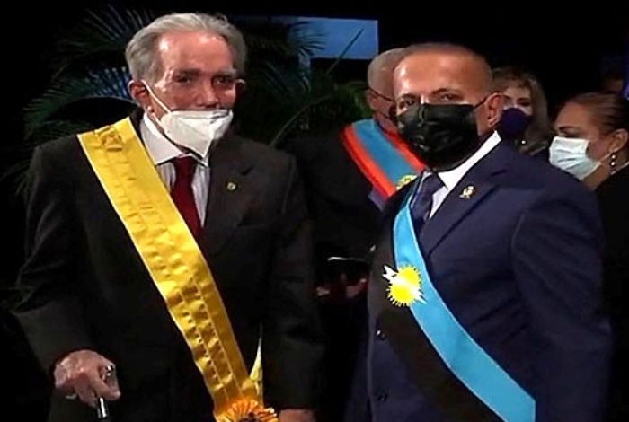Manuel Rosales condecoró a Gilberto Correa en el Día de la Zulianidad