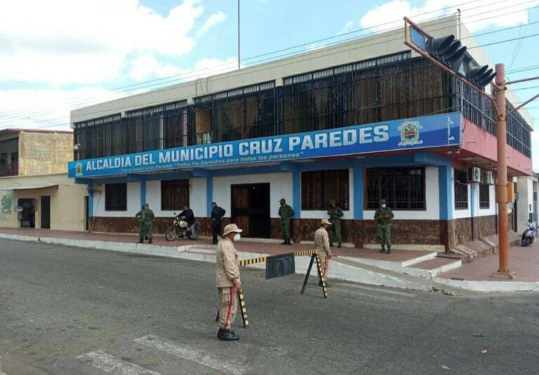 Más de 20 efectivos del Plan República fueron ubicados frente a la alcaldía del municipio Cruz Paredes