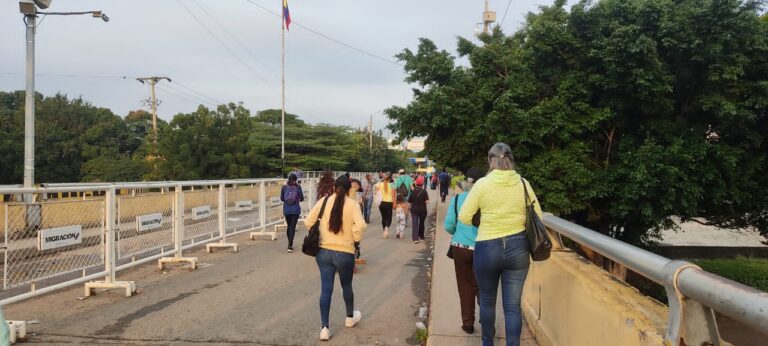 Nutrido el tránsito por el puente Simón Bolívar