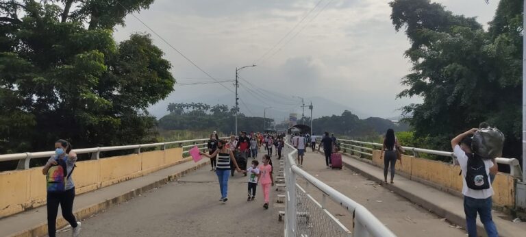 Ciudadanos sin carnet fronterizo se devuelven hacia las trochas para cruzar a Colombia