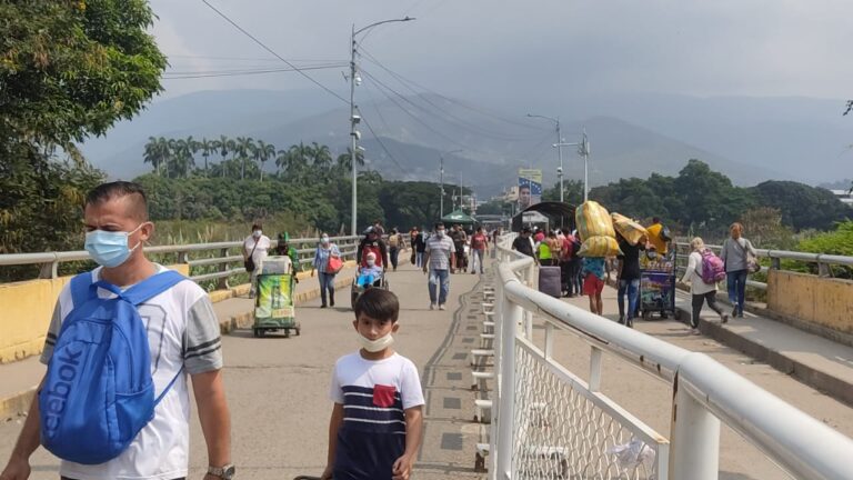 Así se encuentra el puente Simón Bolívar este 15E
