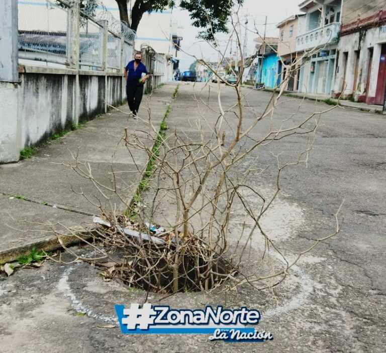 Ausencia de alcantarilla pone en peligro la vida de los transeúntes en Colón