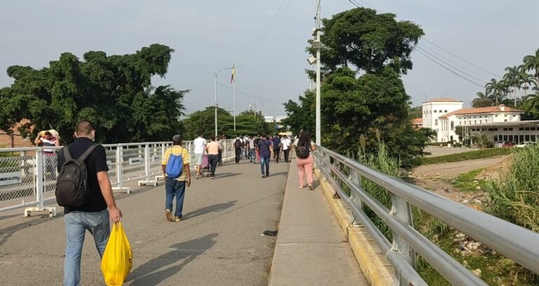 Baja la movilidad por el puente Simón Bolívar