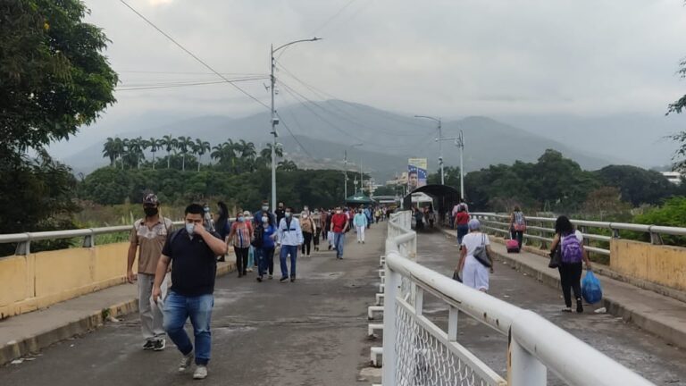 Nutrido el puente Simón Bolívar este 19E