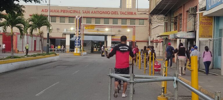 Así transcurre el tránsito por la avenida Venezuela este 21E