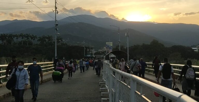 Concurrido el puente Simón Bolívar este 21E