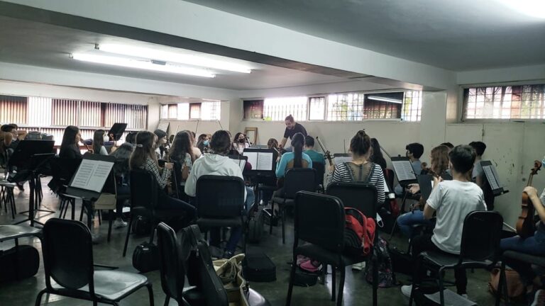 Taller de dirección orquestal fue dictado por el músico Javier Pernía