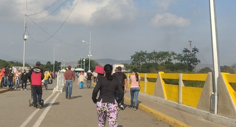 Así se encuentra el puente Simón Bolívar este 25E