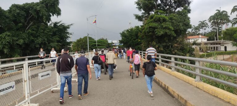 Nutrido el paso por el puente Simón Bolívar este 27E
