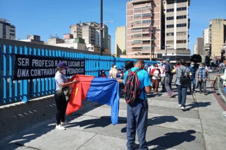 Maestros hicieron “plantón” frente al Ministerio de Educación para exigir un mejor sueldo