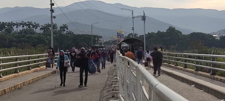 El dinamismo no se detiene sobre el puente Simón Bolívar
