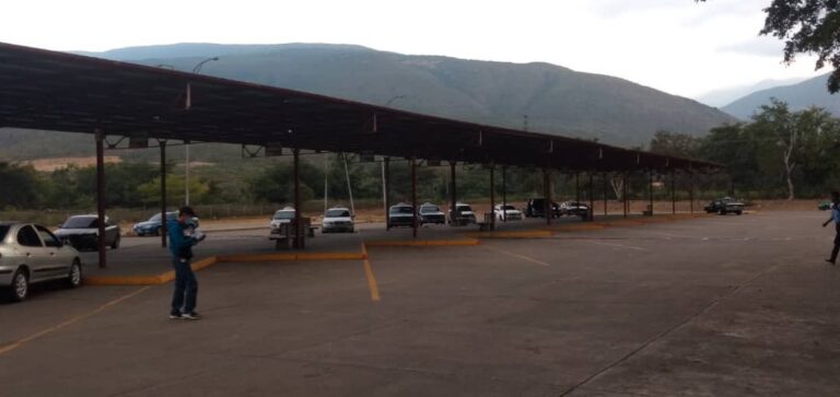 Terminal de San Antonio sigue desolado