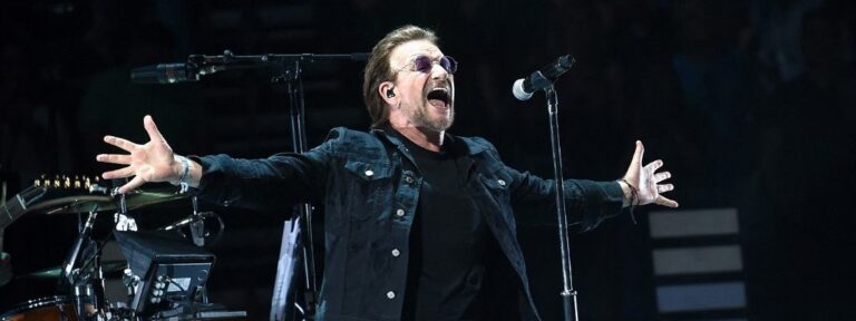 U2 rinde homenaje a víctimas 50 años después de la masacre