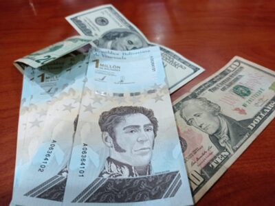 Oliveros: "El universo del dólar en Venezuela es mayor que el de bolívares"