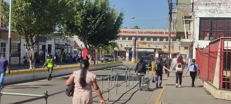 Concurrida la avenida Venezuela este 6 de Reyes