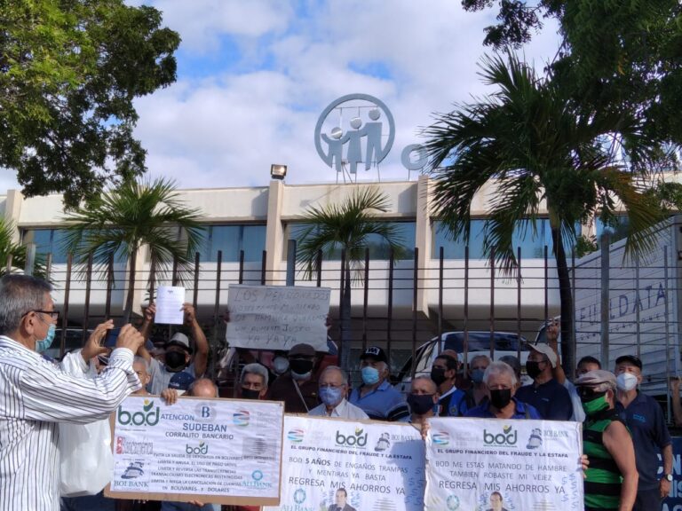 Protestan frente IVSS de Maracaibo: piden que les cambien de BOD a otros bancos para el pago de sus pensiones