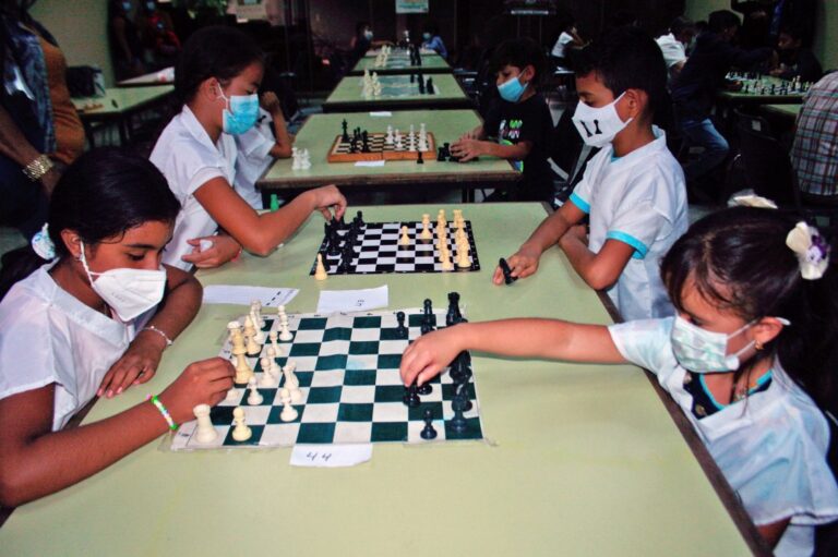 Las piezas se mueven en el ajedrez internacional Copa “Kiwe Kafé”