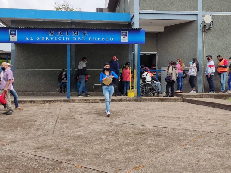 Cédula laminada al instante en el Saime