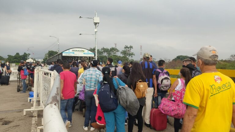 Largas filas para ingresar a Colombia