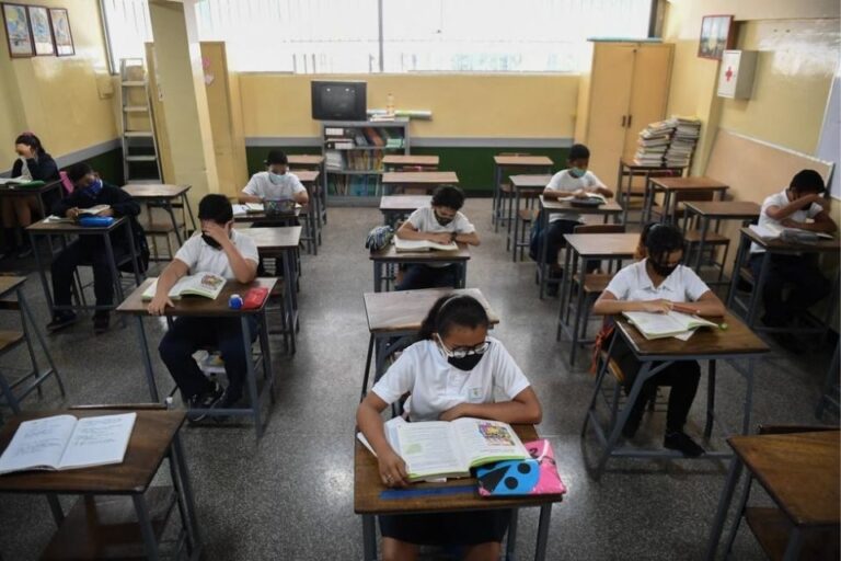 “73 % de escolares venezolanos están vacunados contra la covid-19″