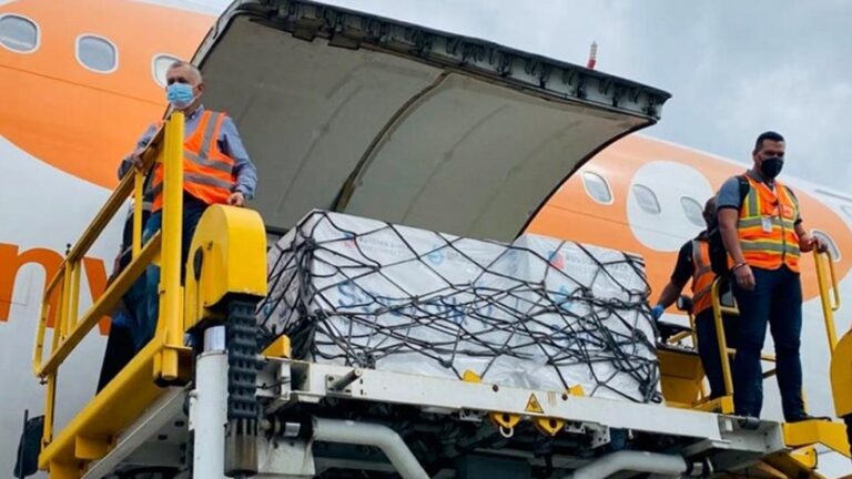 Arribaron al país 3,1 millones de vacunas del mecanismo Covax