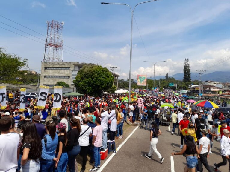 No todos usaron tapaboca durante el desfile ferial