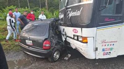 Mueren dos GNB al chocar auto Corsa contra expreso