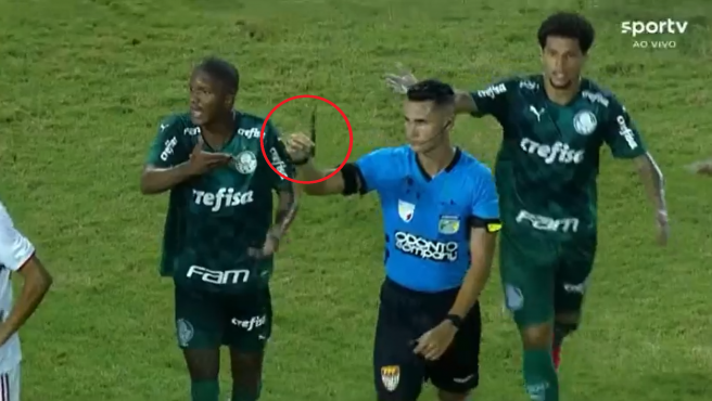 Brasil conmocionada: un aficionado saltó al campo a apuñalar a un jugador rival