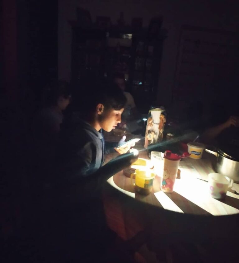 Desesperados en Junín y Bolívar por largos cortes de electricidad