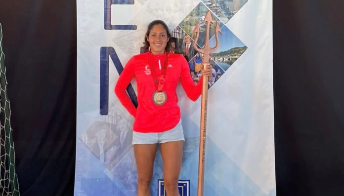 Venezolana Paola Pérez gana medalla de oro en competencia de natación en Chile