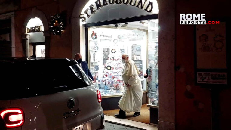 El Papa en tienda de discos