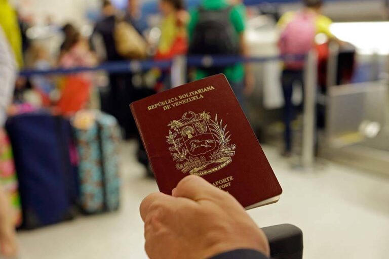 Más de cinco mil pasaportes venezolanos llegarán a Chile
