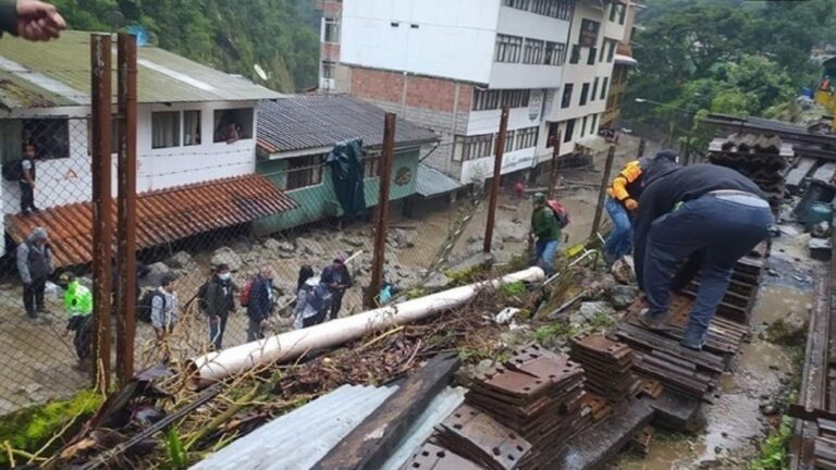 Perú: Inundaciones destruyen vías férreas e interrumpen el acceso a Machu Picchu