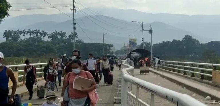 Así se encuentra el puente Simón Bolívar este 18E