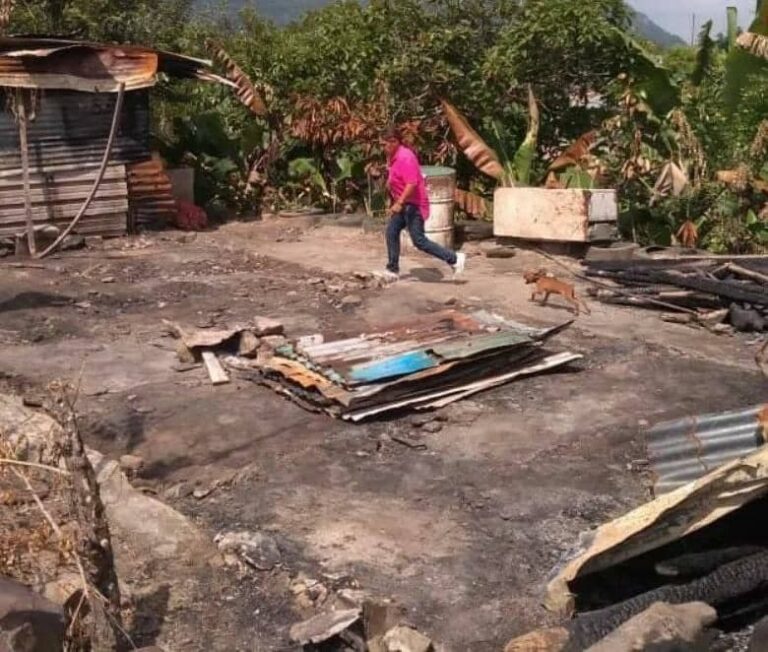 Un incendio acabó con su vivienda en Colón