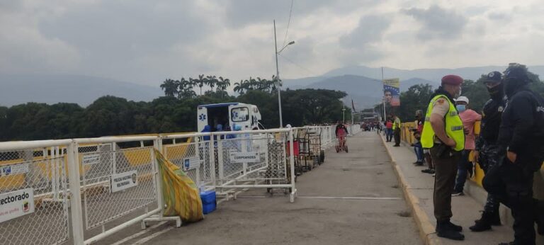 Cierran el puente Simón Bolívar durante 10 minutos por traslado de paciente covid-19