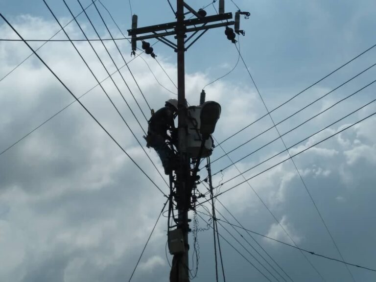 Instalan transformador en La Mulera tras falla que los mantuvo por 18 días sin luz