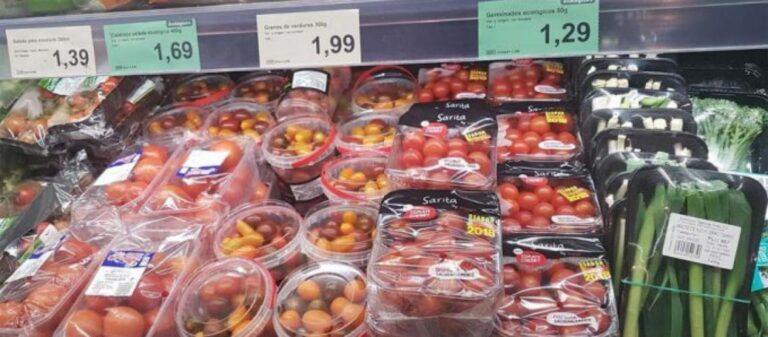 Francia prohíbe los envases de plástico para frutas y verduras